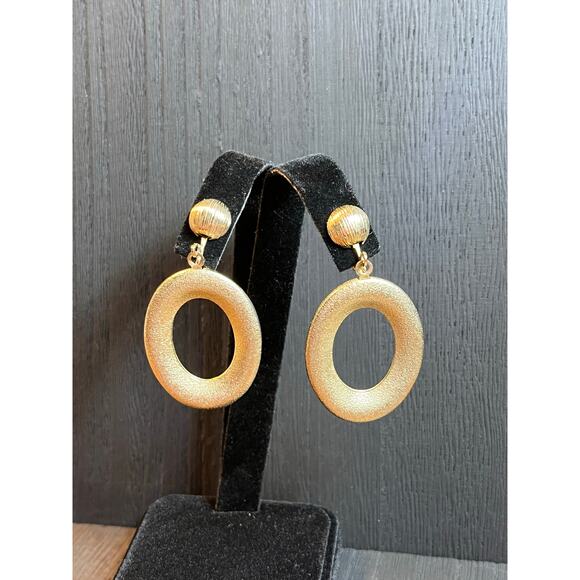 Signed Coro Vintage Gold Tone Oval Dangle Clip-On Earrings Retro Statement - Picture 1 of 5